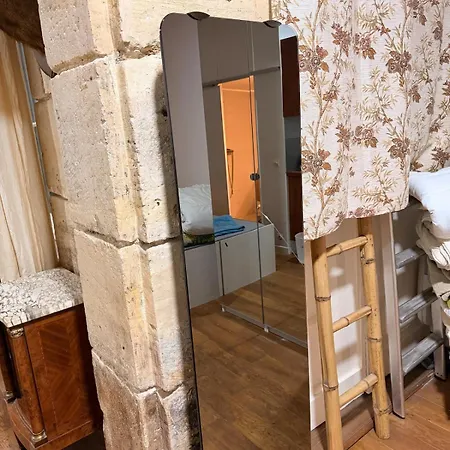 En Pierre Proche De Notre Dame De Apartament
