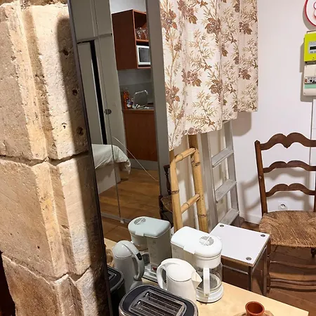 En Pierre Proche De Notre Dame De *