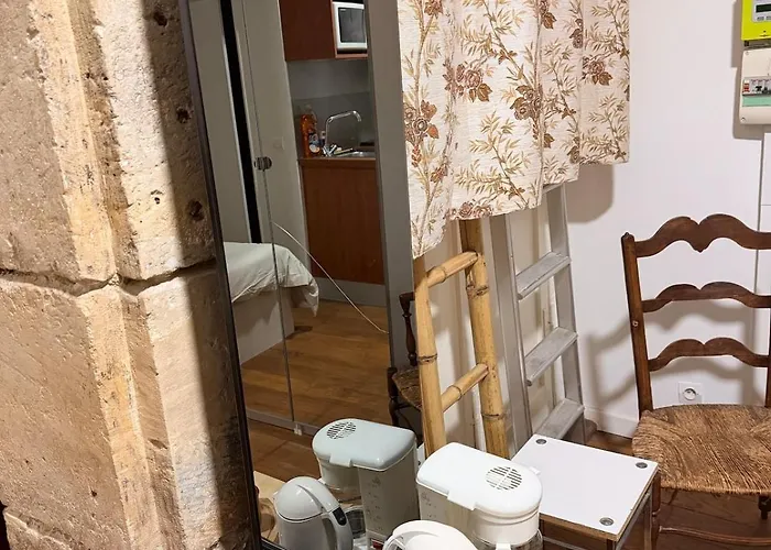 En Pierre Proche De Notre Dame De *