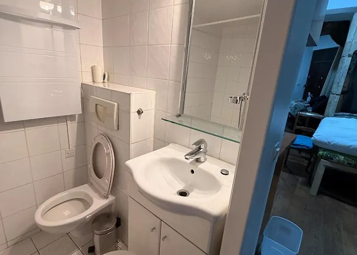 En Pierre Proche De Notre Dame De *