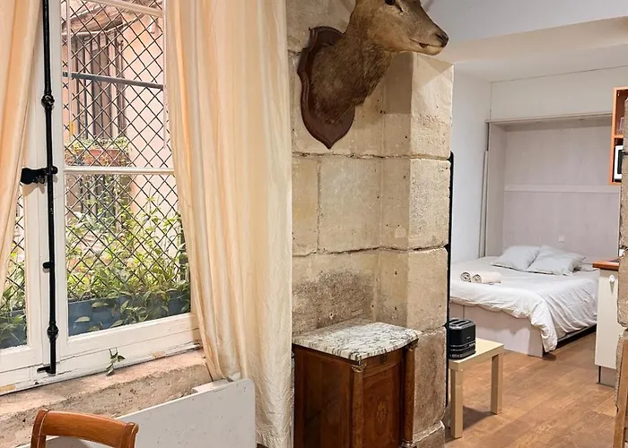 En Pierre Proche De Notre Dame De *